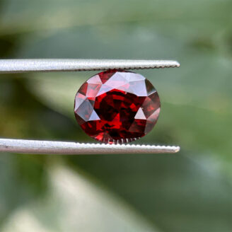 Natural 5.59 ct rhodolite red garnet oval cut gemstone Untreated garnet VVS clarity Loose Ceylon garnet 5.59 carat gem Oval cut garnet for jewelry Natural rhodolite garnet Sri Lanka origin